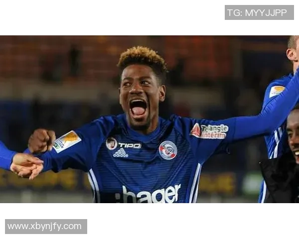 足球明星因愤怒打烂小孩手机引发热议网友热议其行为是否过激